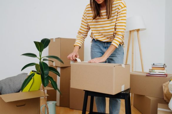 Une personne emballe des cartons pour un déménagement sans stress.