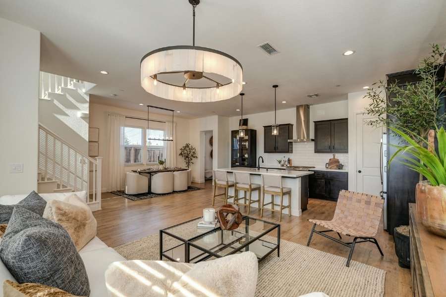 Un espace de vie ouvert avec des solutions d'aménagement modernes combinant salon, salle à manger et cuisine avec des matériaux naturels.