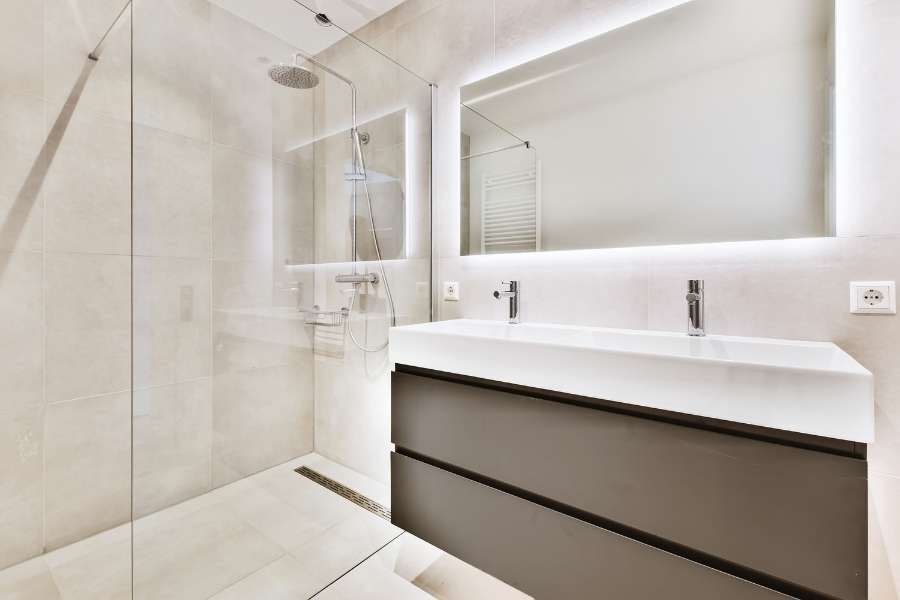 Un meuble de salle de bain suspendu offrant un rangement sous la vasque élégant dans une pièce moderne.