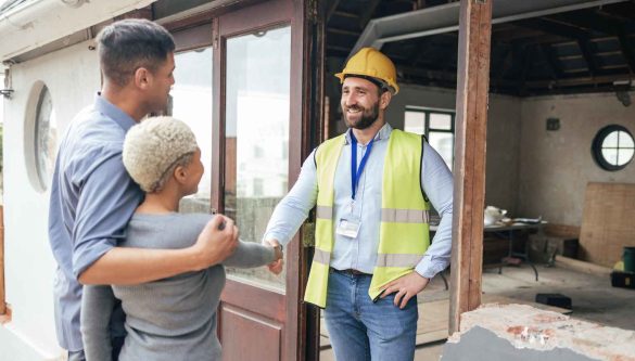 Un couple serre la main d'un professionnel du bâtiment pour lancer leurs travaux au Maroc